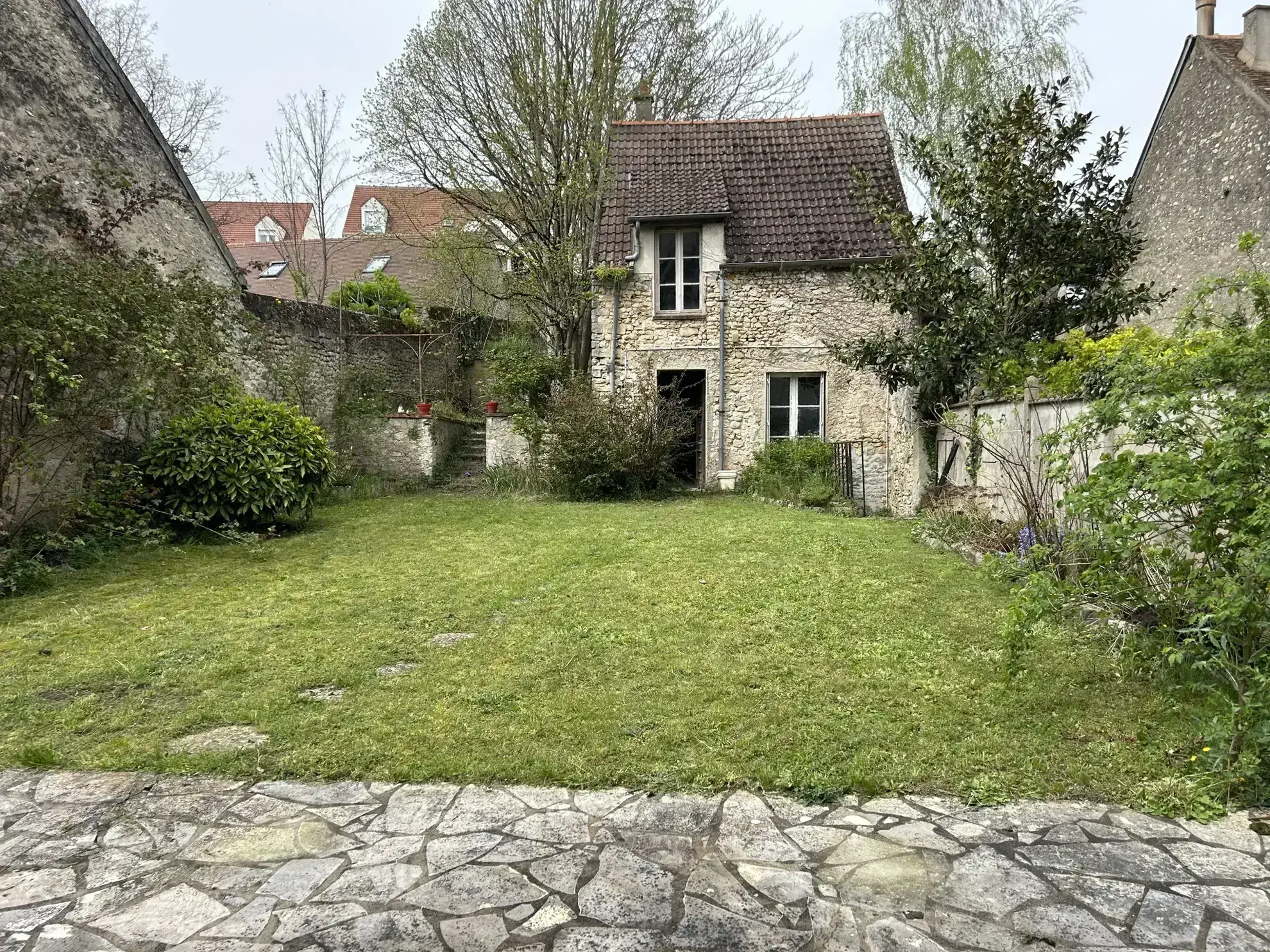 Maison de ville à Étampes avec dépendance et garages proche RER C 