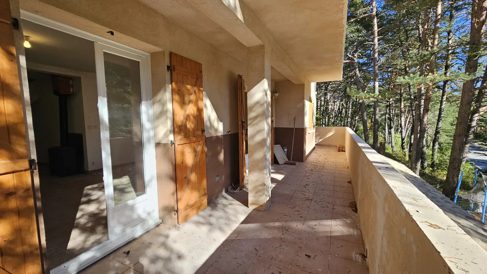 Maison de montagne exposée sud à Caille avec grand terrain 