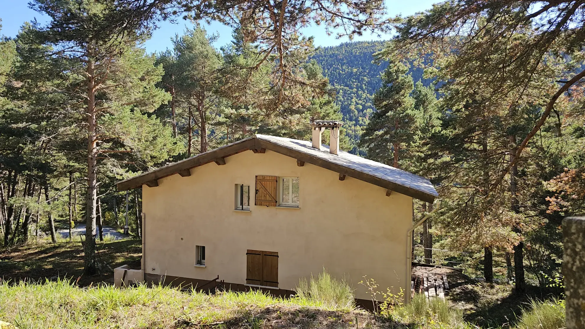 Maison de montagne exposée sud à Caille avec grand terrain 