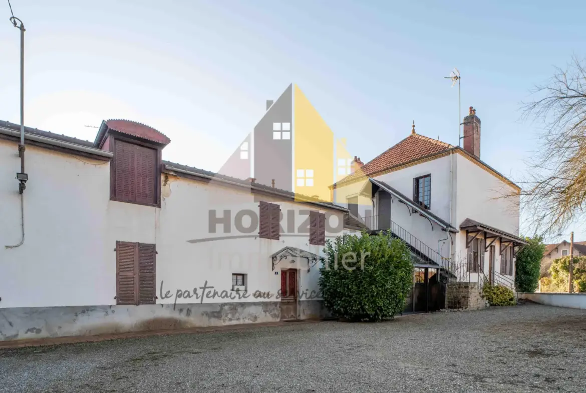 Grande maison avec un second logement à rénover à Bletterans ! 