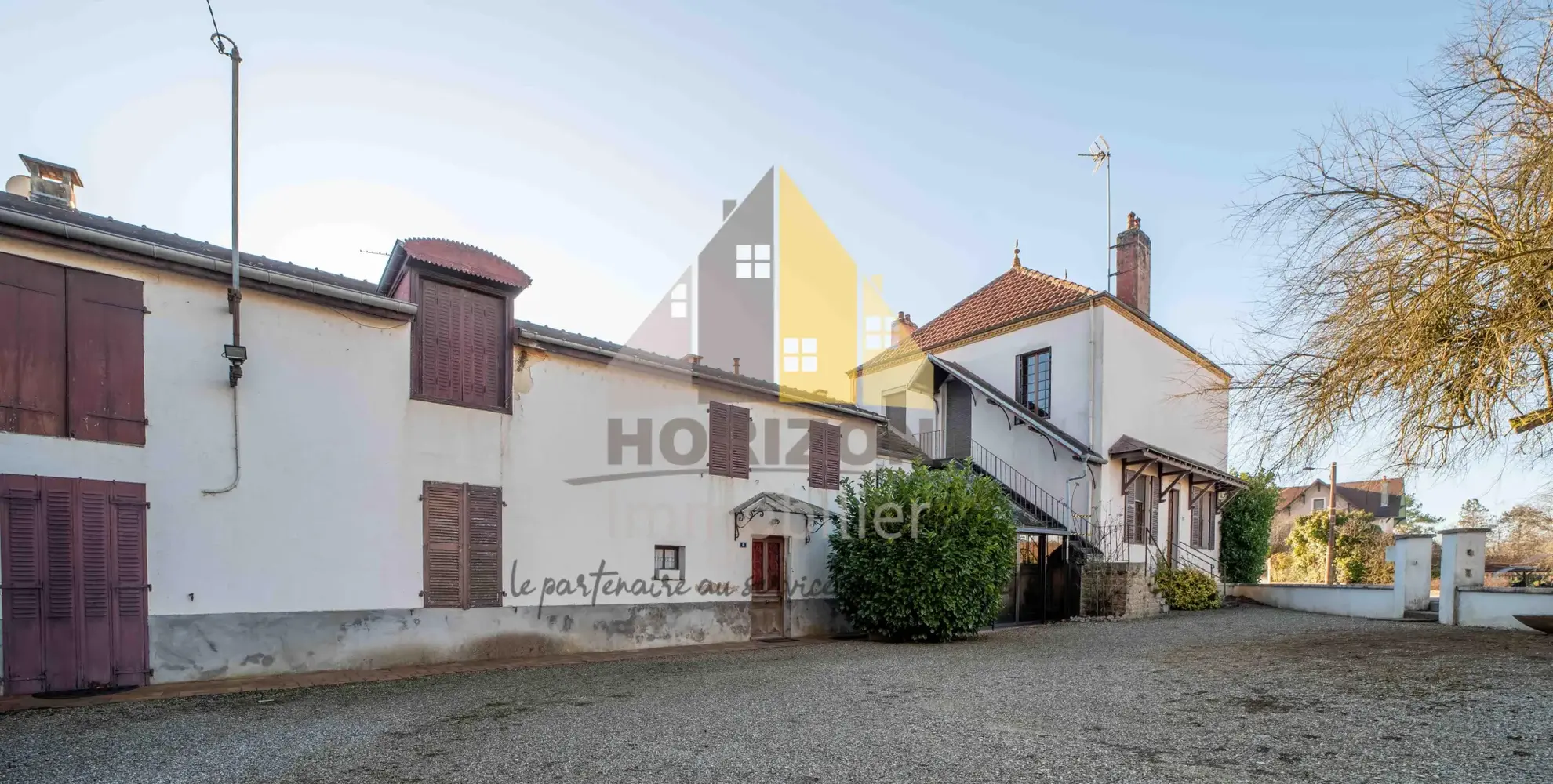 Grande maison avec un second logement à rénover à Bletterans ! 