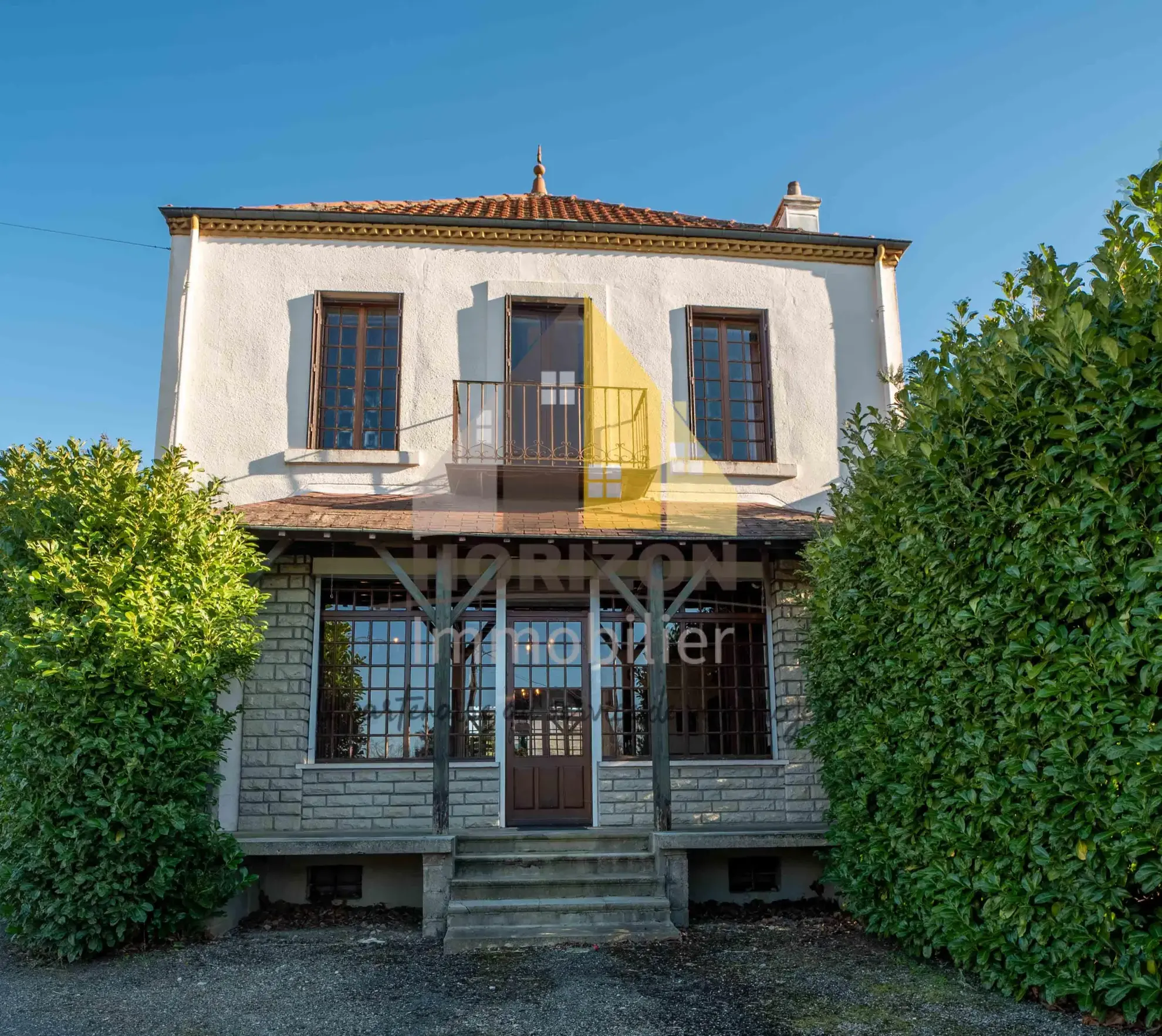 Grande maison avec un second logement à rénover à Bletterans ! 