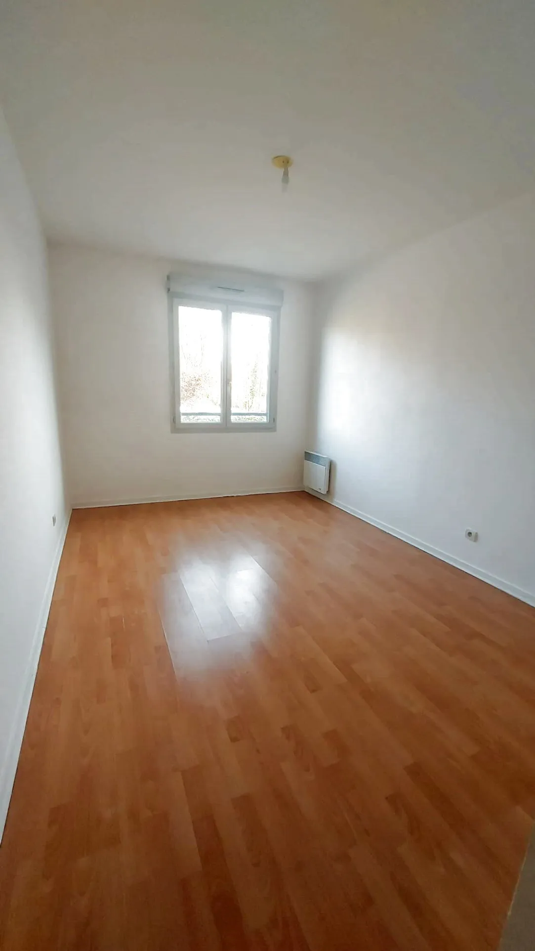 À Saint-Ouen-L'Aumône, grand appartement T3 avec balcon à vendre 