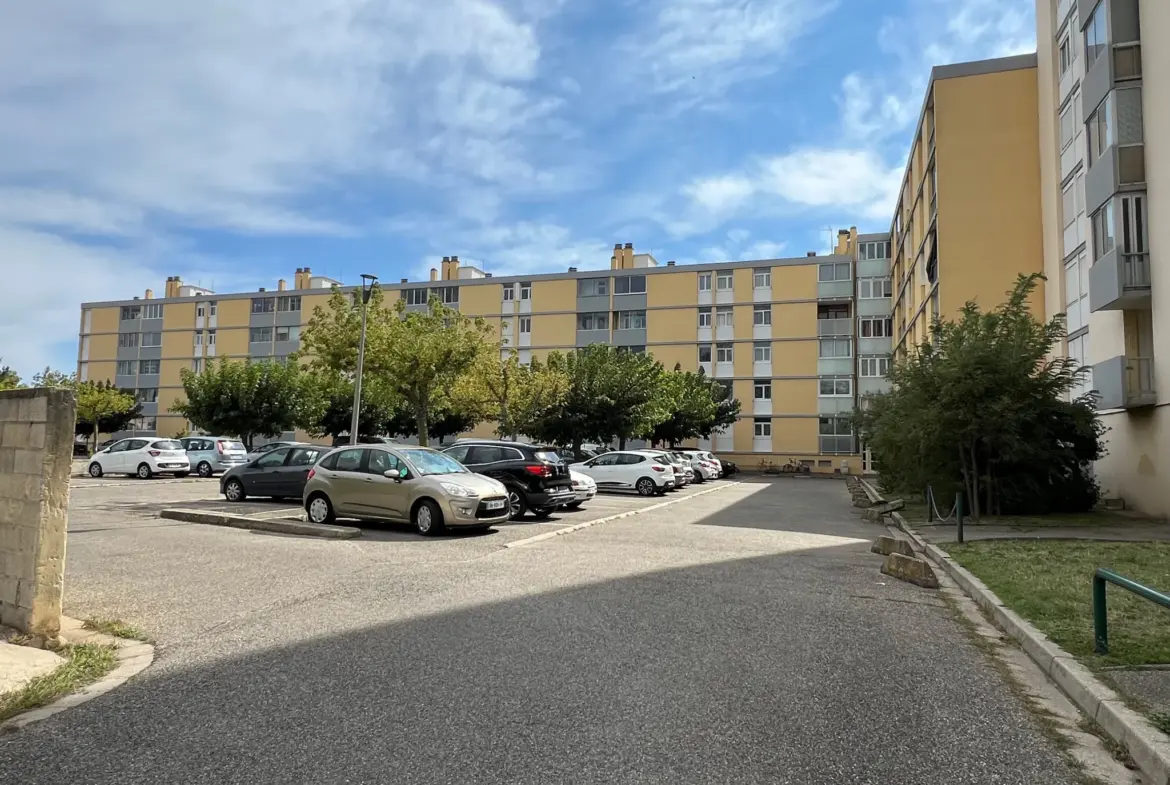 À vendre : Appartement 85 m² à Orange avec 3 chambres et balcon 