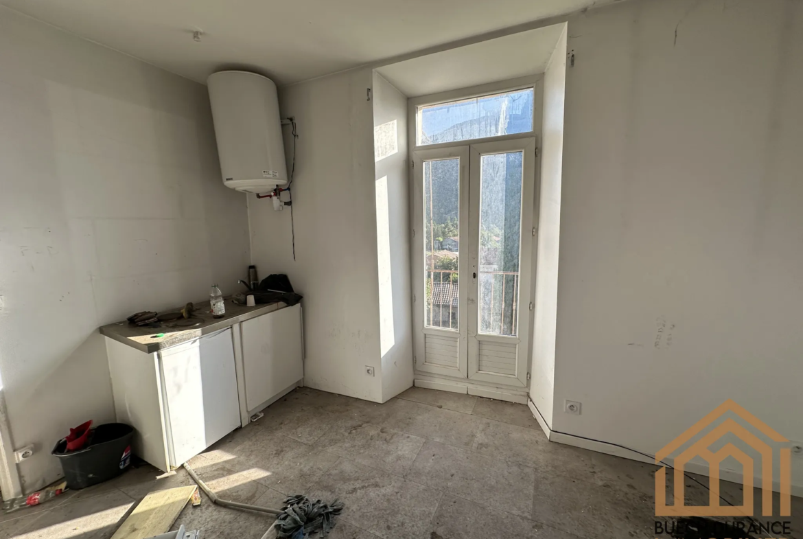 Immeuble à rénover à Laragne-Montéglin - 66 000 € 