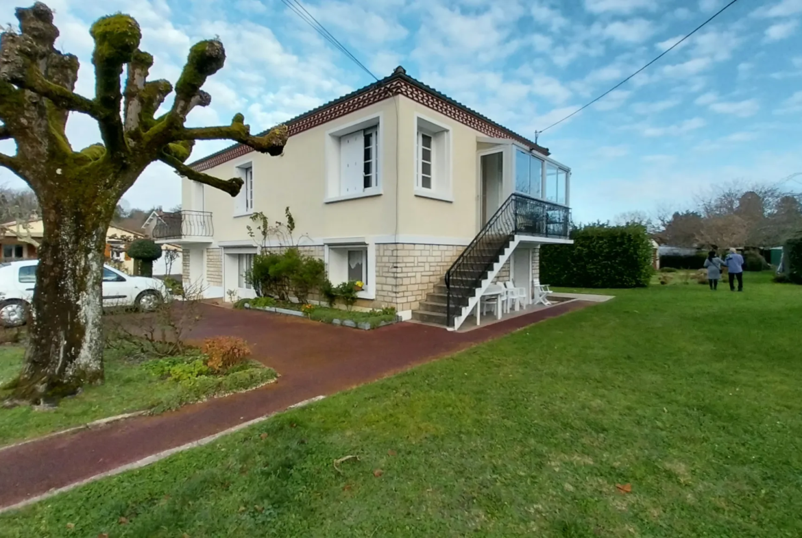 Maison rénovée avec garage et jardin à Chancelade 