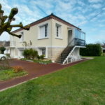 Maison rénovée avec garage et jardin à Chancelade