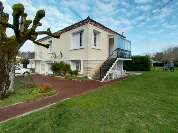 Maison rénovée avec garage et jardin à Chancelade