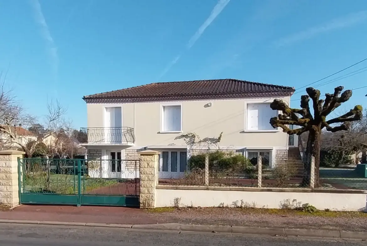 Maison rénovée avec garage et jardin à Chancelade 