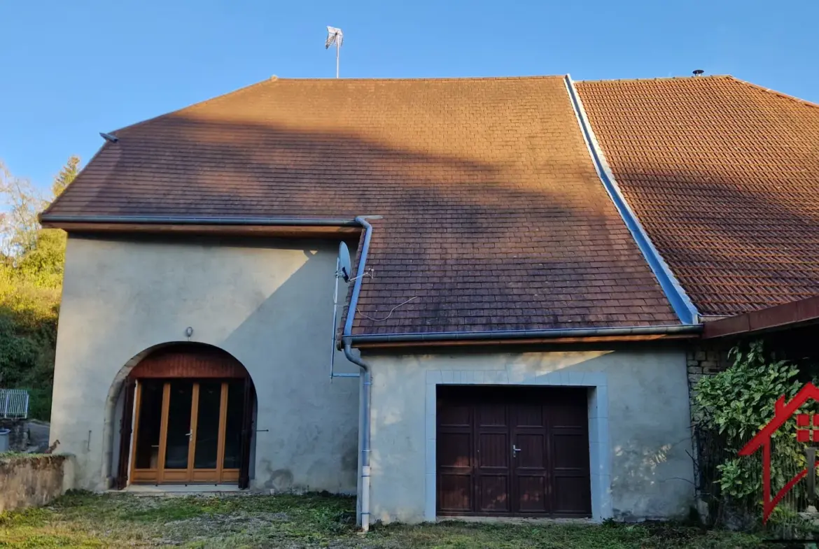 Maison en pierres à St Vit avec dépendance à aménager 