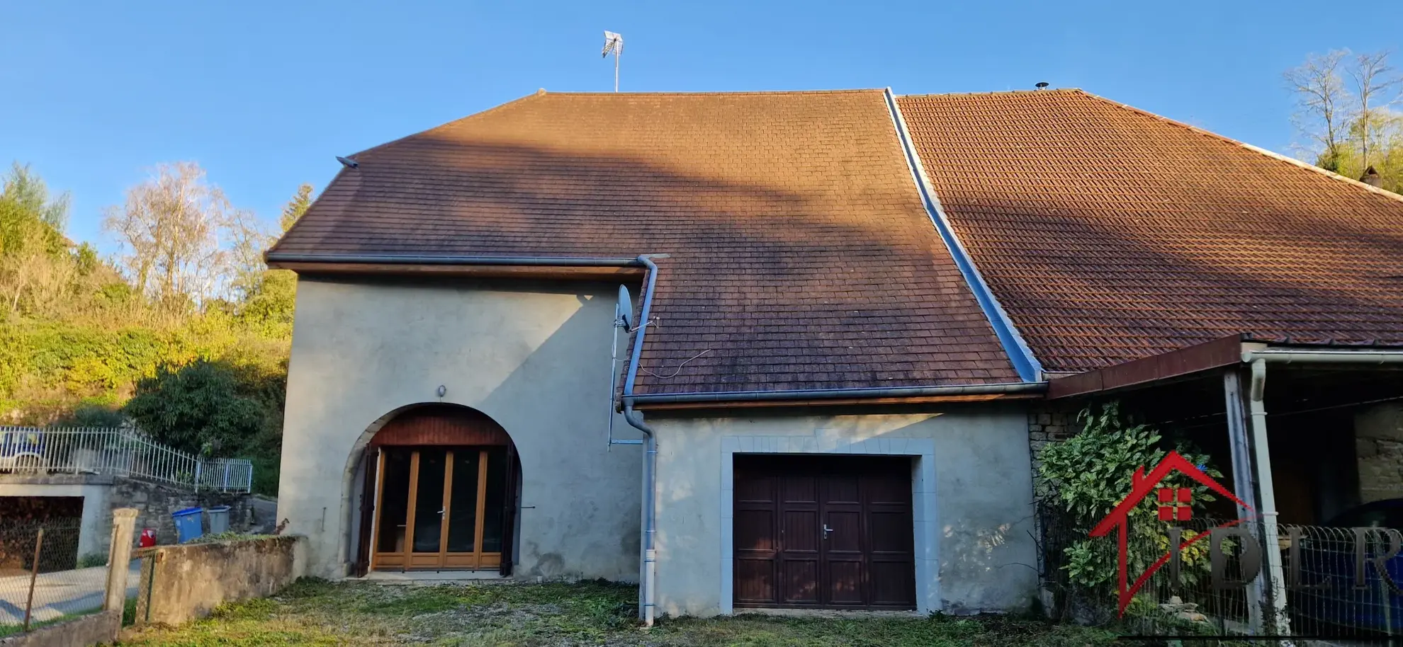 Maison en pierres à St Vit avec dépendance à aménager 