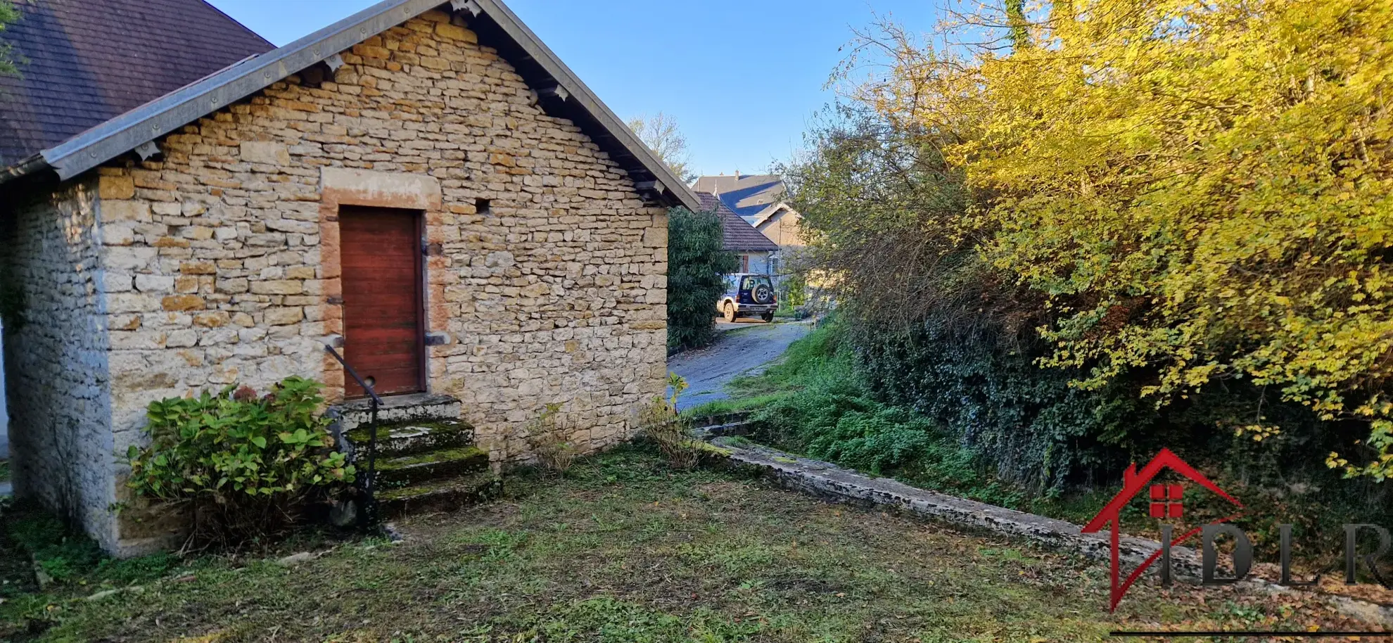 Maison en pierres à St Vit avec dépendance à aménager 