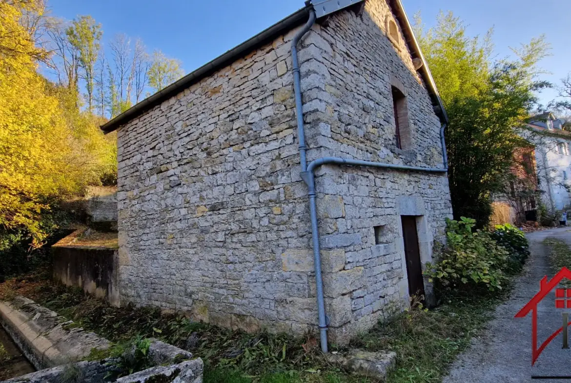 Maison en pierres à St Vit avec dépendance à aménager 