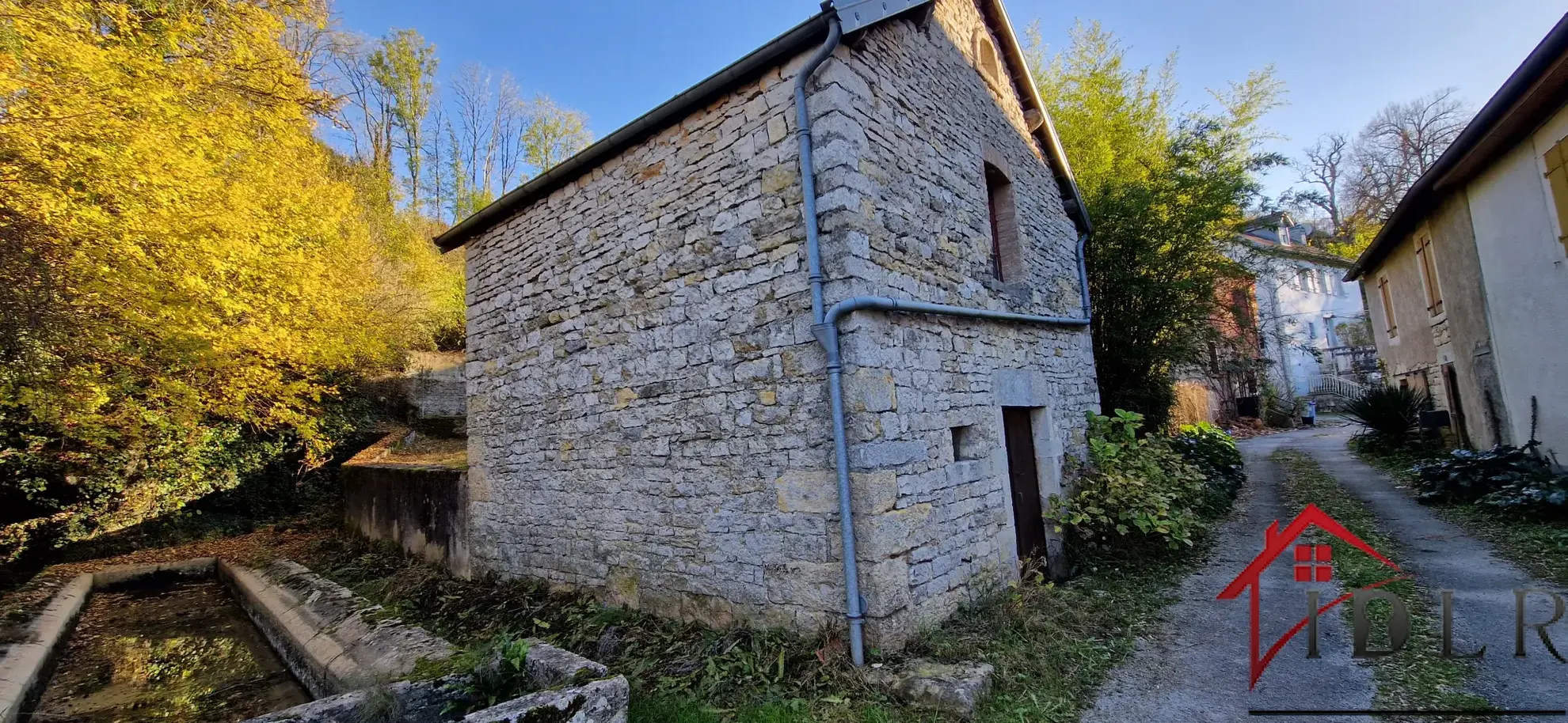 Maison en pierres à St Vit avec dépendance à aménager 