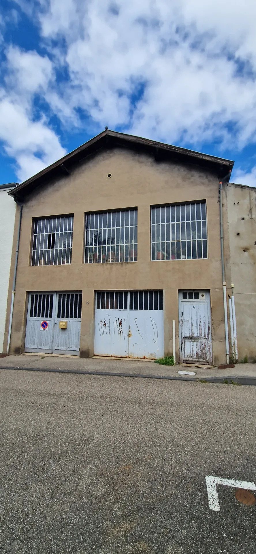 Atelier de 255 m² à vendre avec jardin privatif au Chambon Feugerolle 