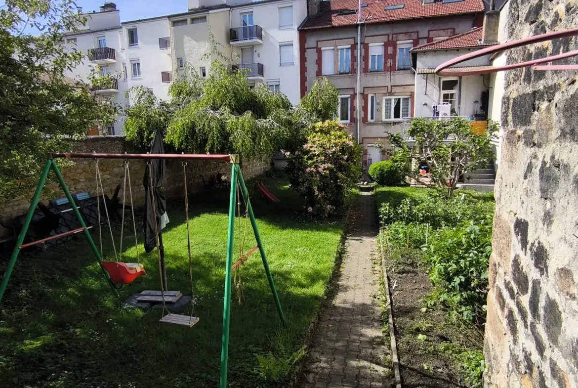 Atelier de 255 m² à vendre avec jardin privatif au Chambon Feugerolle 