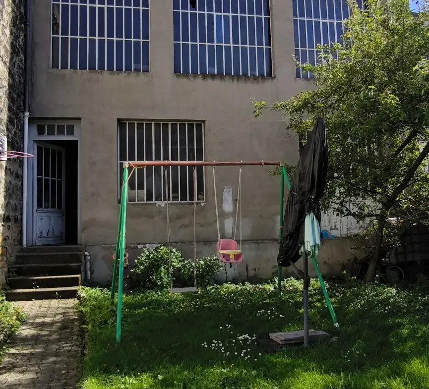 Atelier de 255 m² à vendre avec jardin privatif au Chambon Feugerolle 