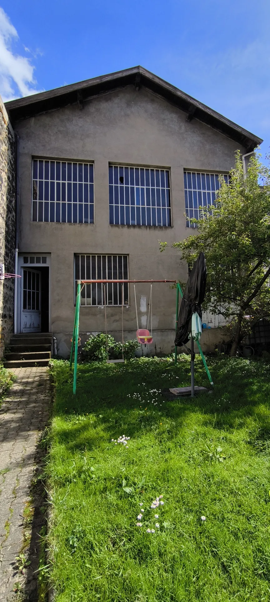 Atelier de 255 m² à vendre avec jardin privatif au Chambon Feugerolle 