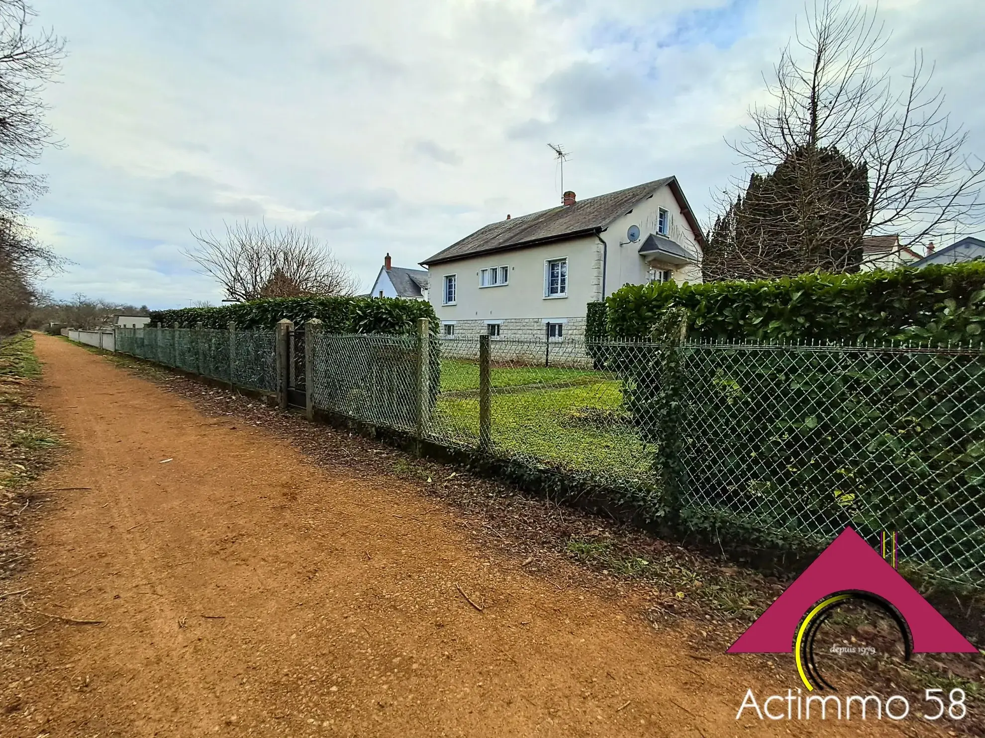 Ensemble immobilier avec maison et studio à Jouet sur l'Aubois 