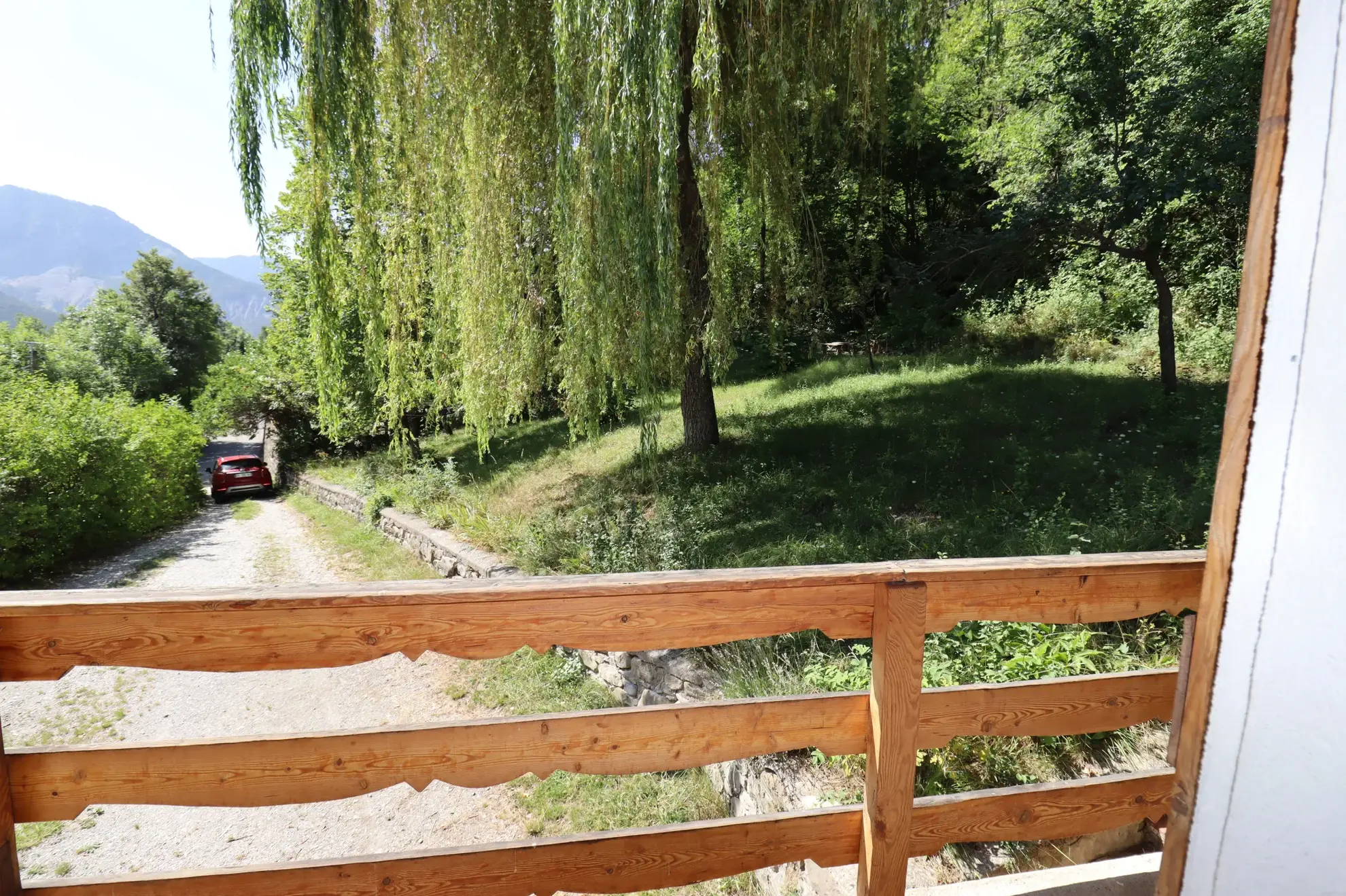 Maison dans les arbres proche du village à Beauvezer 