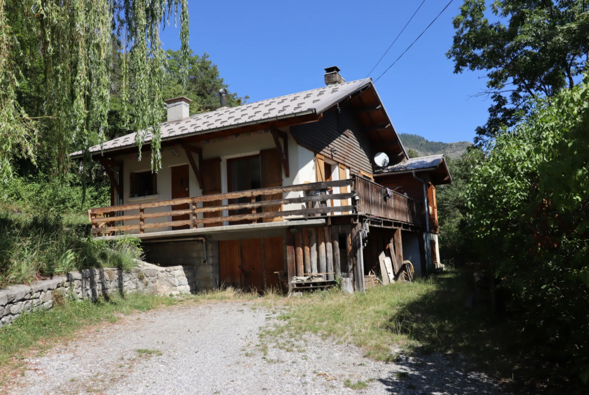 Maison dans les arbres proche du village à Beauvezer 