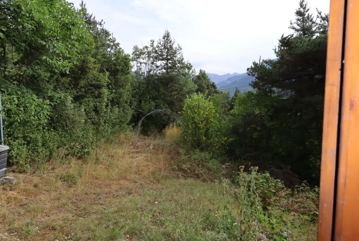 Maison dans les arbres proche du village à Beauvezer 