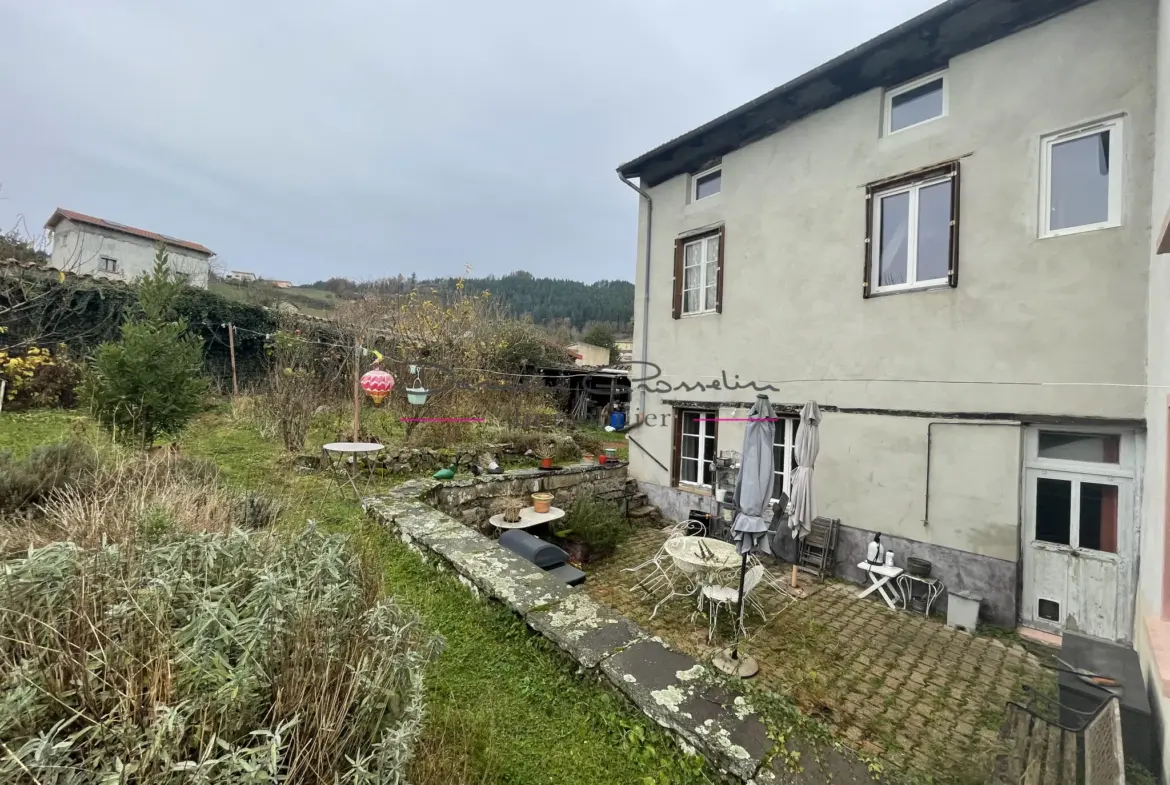 Maison de village à rénover avec jardin à Cublize 