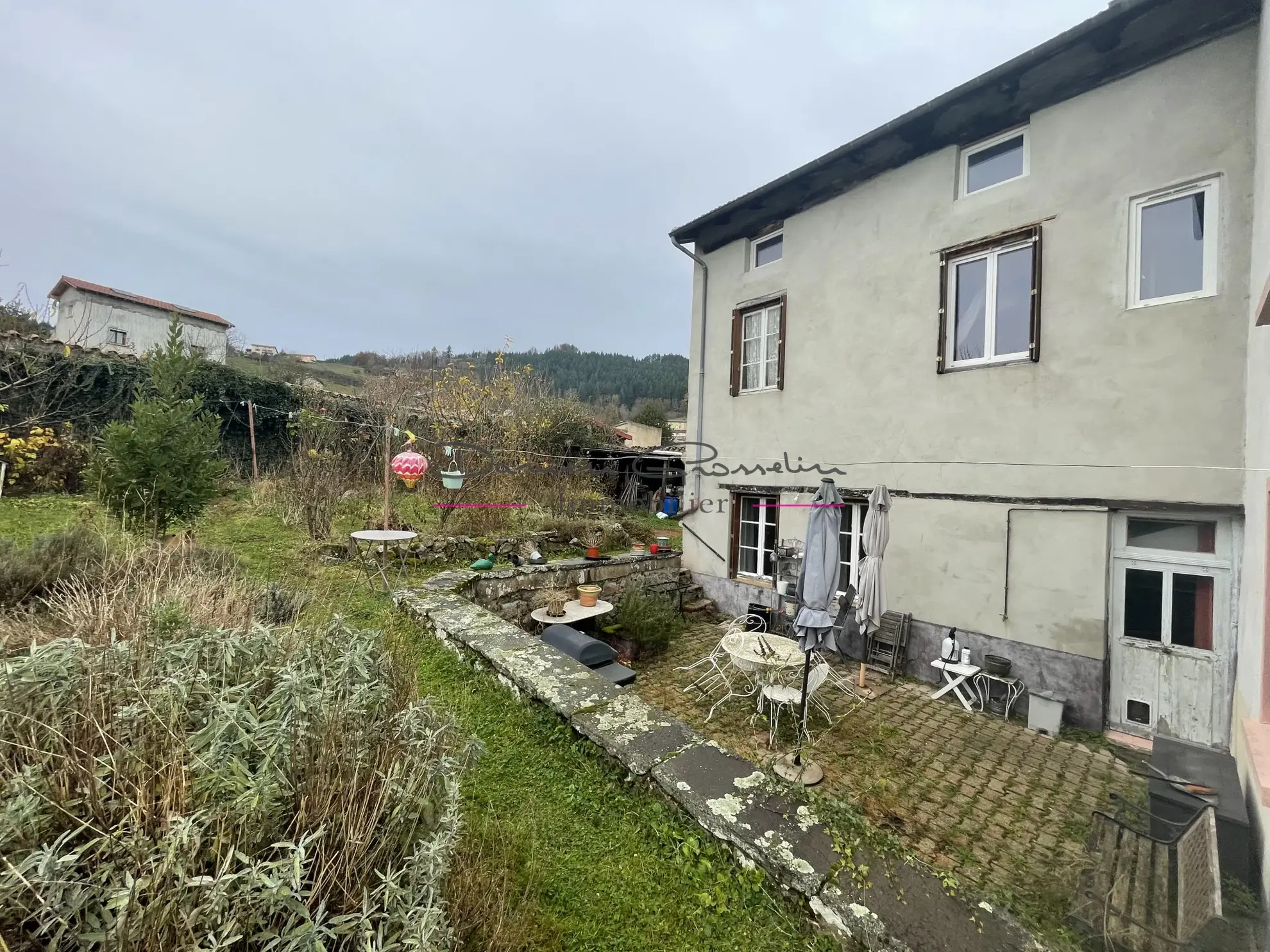 Maison de village à rénover avec jardin à Cublize 