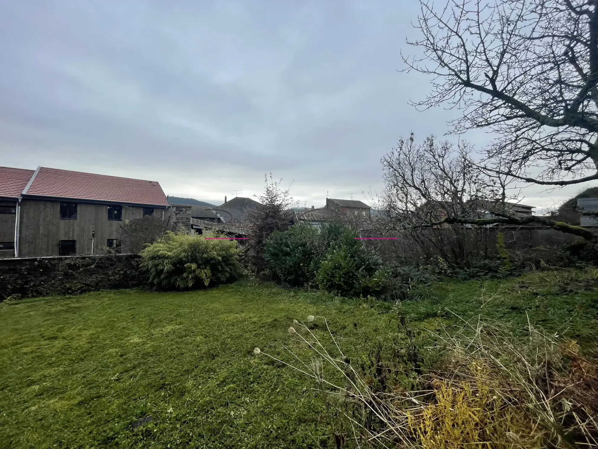 Maison de village à rénover avec jardin à Cublize 