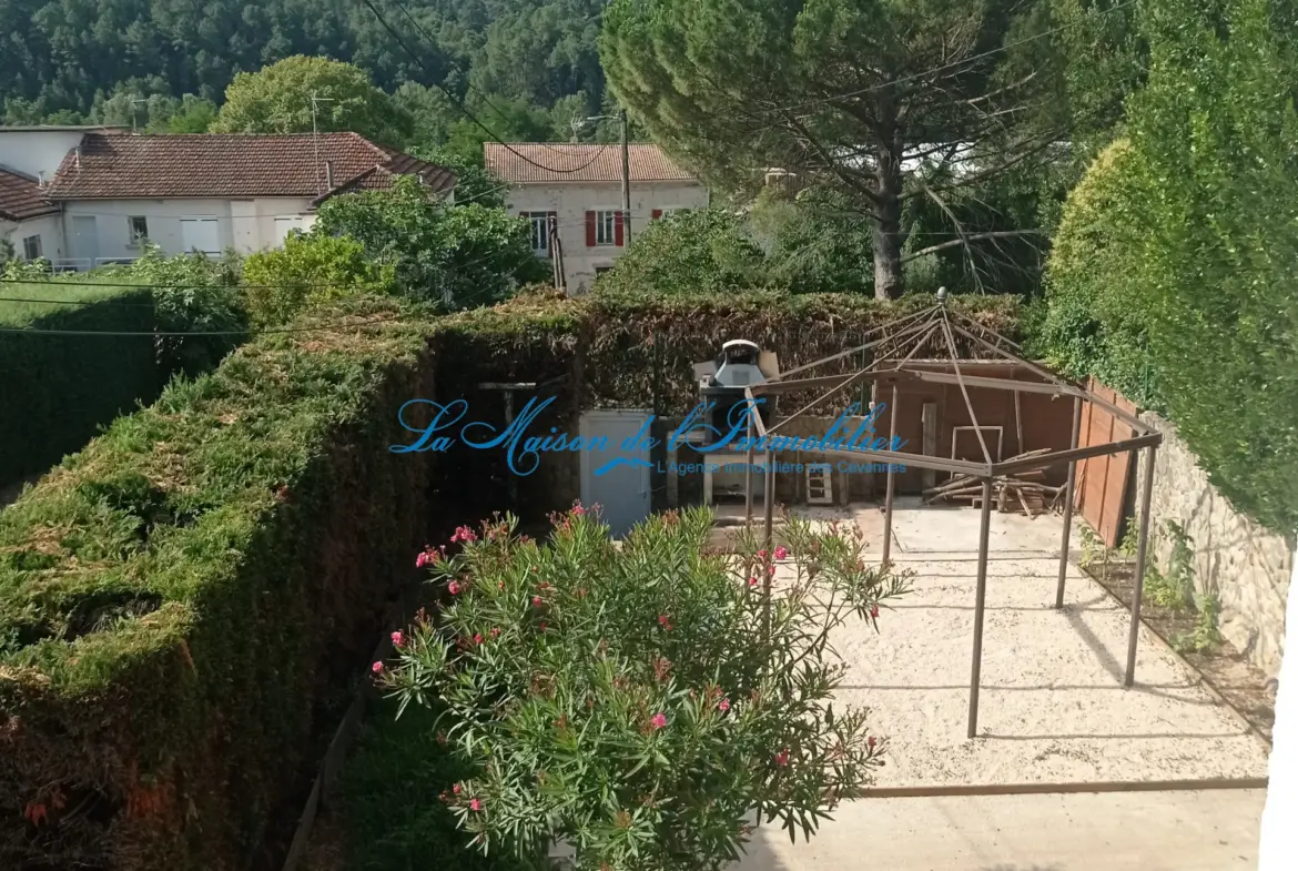 Maison de village en pierres avec jardin à St Florent sur Auzonnet 