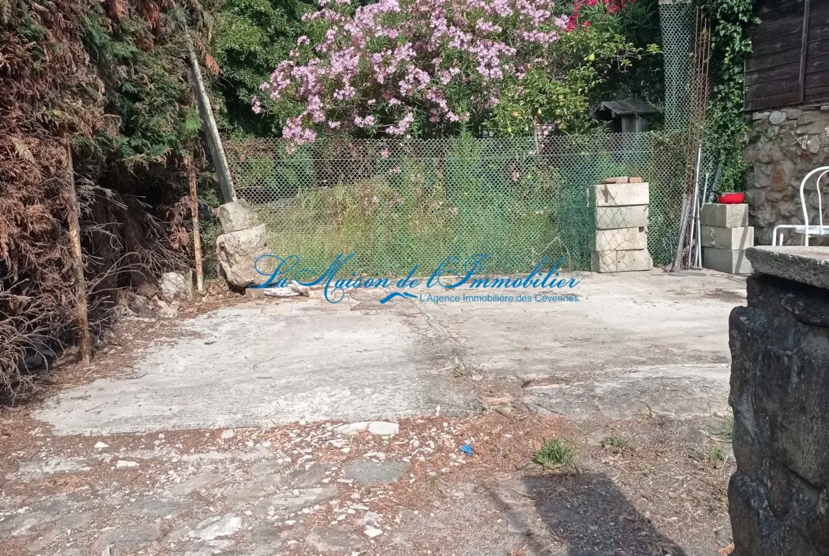 Maison de village en pierres avec jardin à St Florent sur Auzonnet 