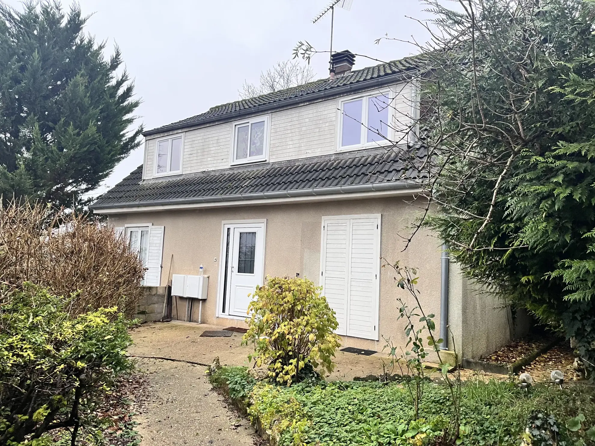 Maison à rénover avec jardin et sous-sol à Étampes 