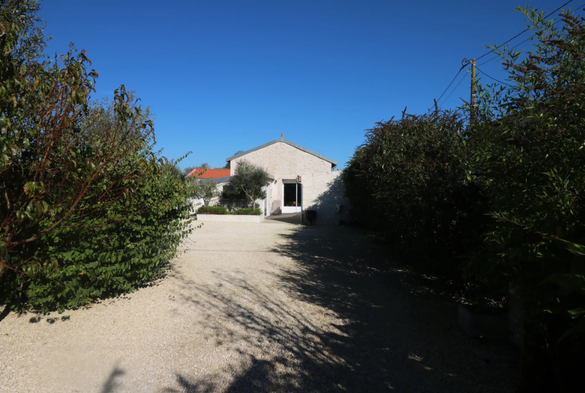 Maison charentaise entièrement rénovée à Geay 