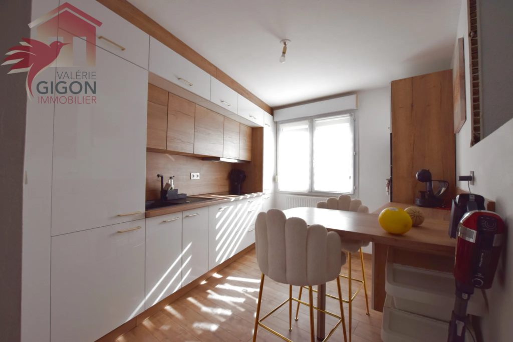 Appartement contemporain duplex F5/6 à Sochaux rénové avec terrasse