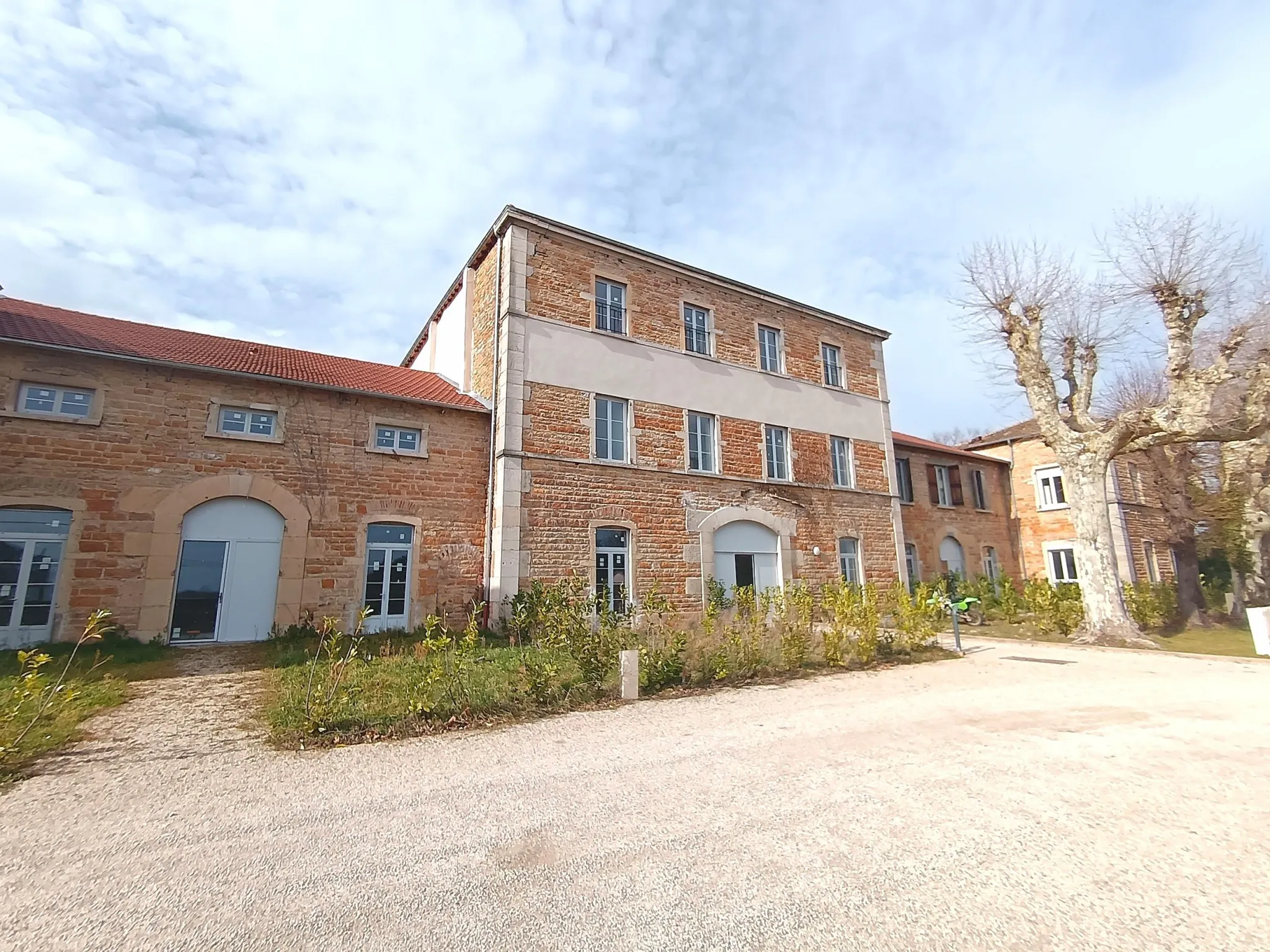 Appartement 5 pièces rénové à Crèches-sur-Saône 