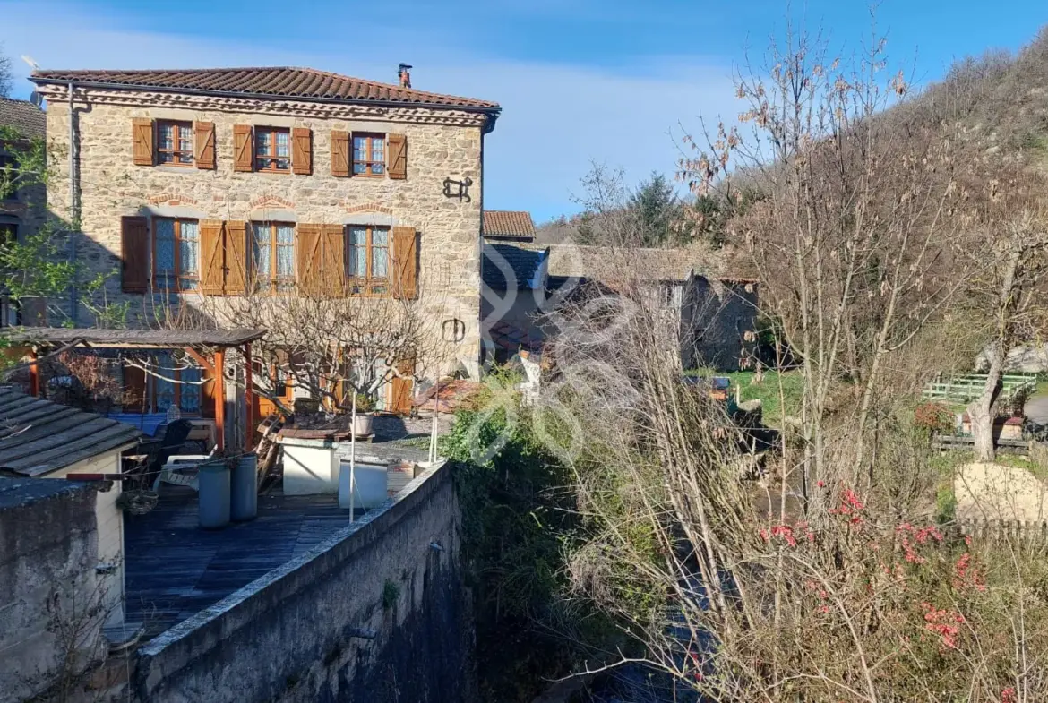 Charmante maison en pierre de 104 m² à Auzon avec terrasse 