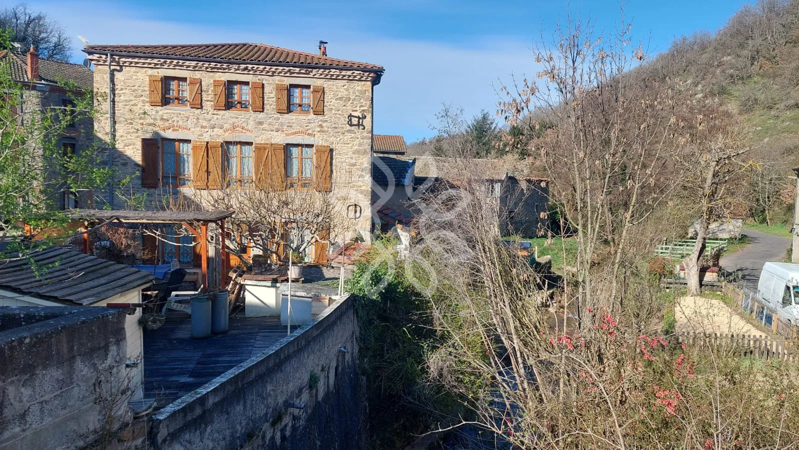 Charmante maison en pierre de 104 m² à Auzon avec terrasse 