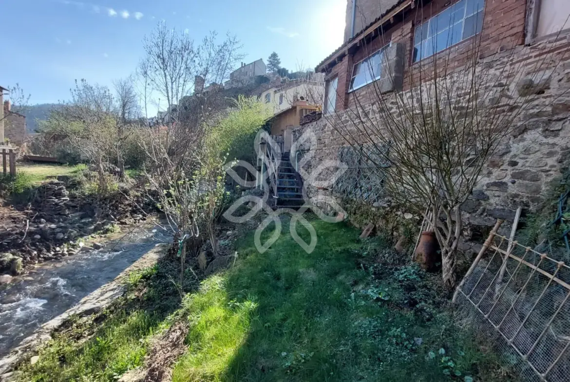 Charmante maison en pierre de 104 m² à Auzon avec terrasse 