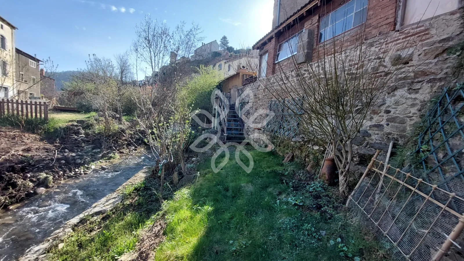 Charmante maison en pierre de 104 m² à Auzon avec terrasse 