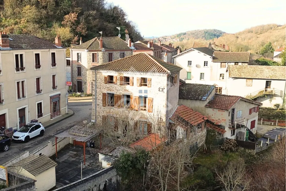 Charmante maison en pierre de 104 m² à Auzon avec terrasse 