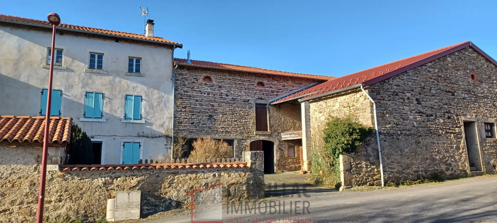 Vente d'un ancien corps de ferme avec dépendances à Monlet 