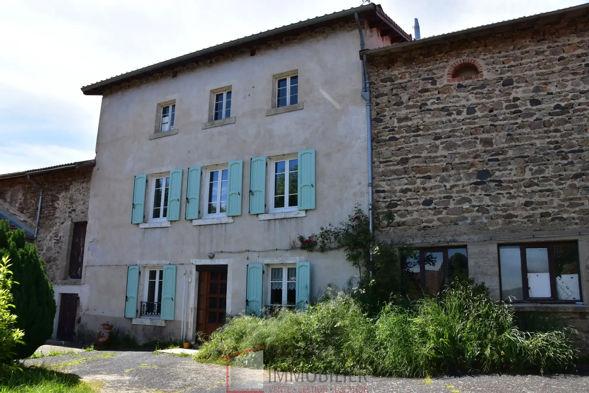 Vente d'un ancien corps de ferme avec dépendances à Monlet 