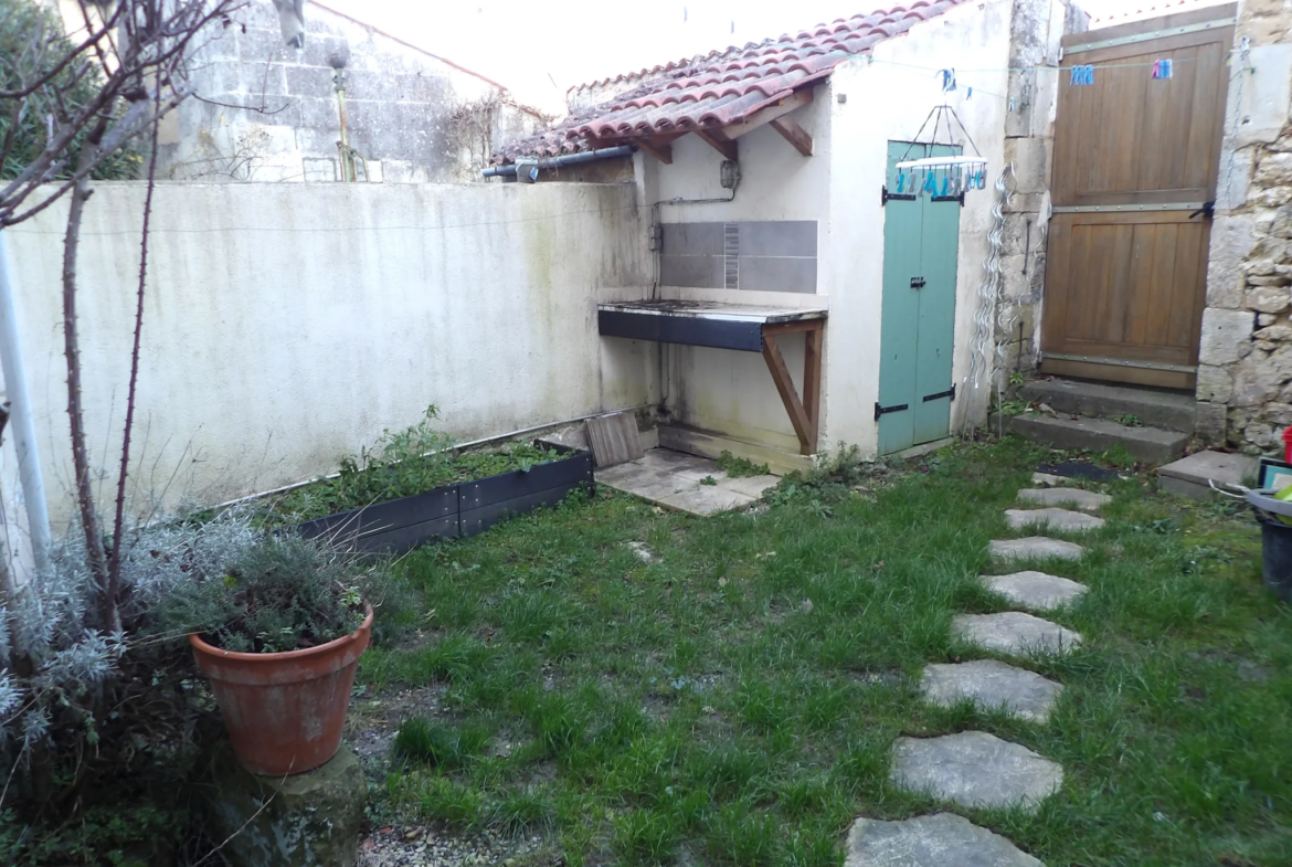 Maison de caractère 2 chambres avec jardin à Saint Savinien 