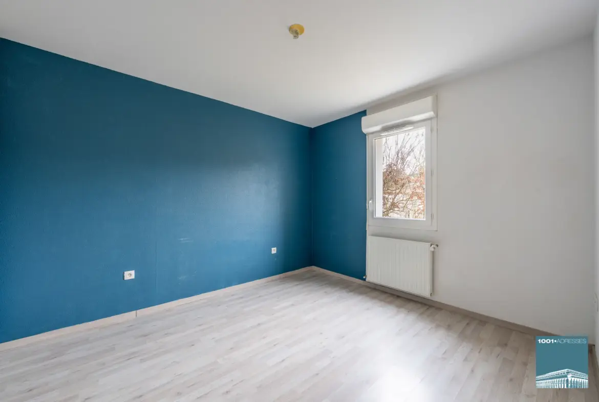 Appartement trois pièces avec terrasse et parking à Bordeaux 