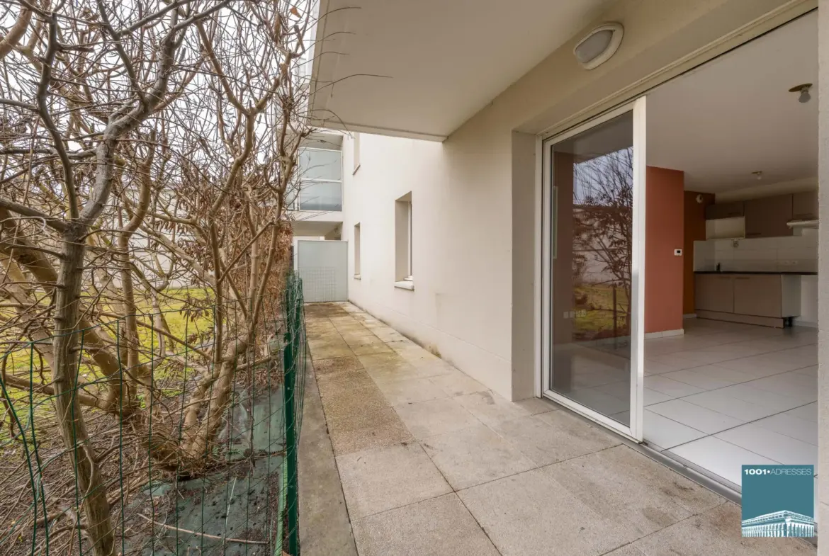 Appartement trois pièces avec terrasse et parking à Bordeaux 