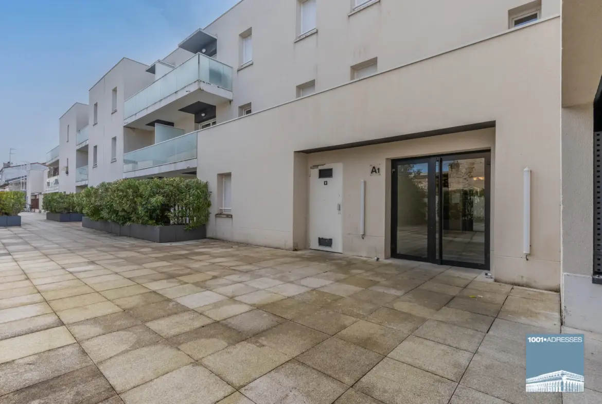 Appartement trois pièces avec terrasse et parking à Bordeaux 