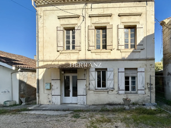 Maison de ville à rénover près de St Denis de Pile avec jardin