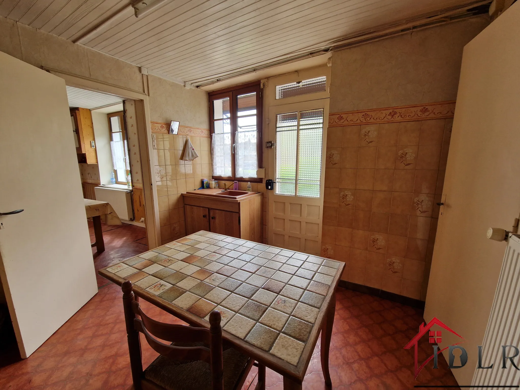 Maison à rafraîchir au centre de Melay, ancienne épicerie 