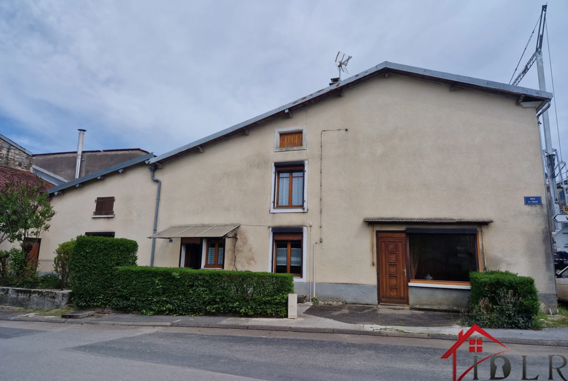 Maison à rafraîchir au centre de Melay, ancienne épicerie 