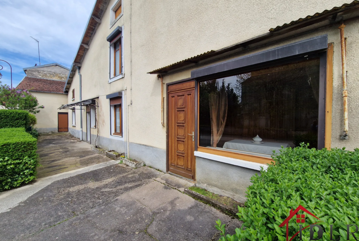 Maison à rafraîchir au centre de Melay, ancienne épicerie 